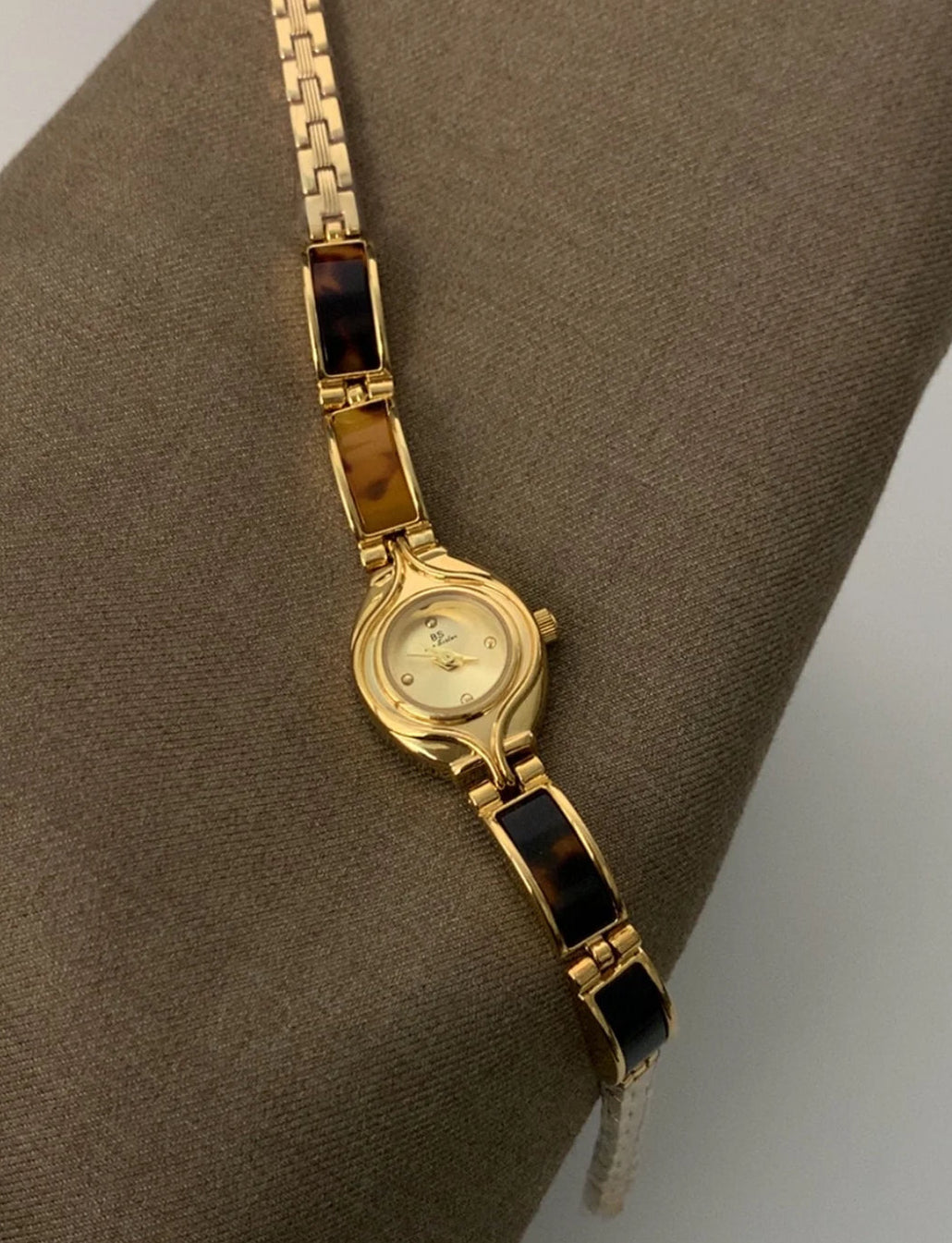 Amber Design Round Dial Bracelet Watch
