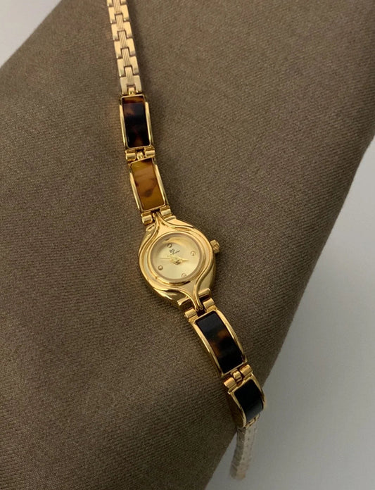 Amber Design Round Dial Bracelet Watch