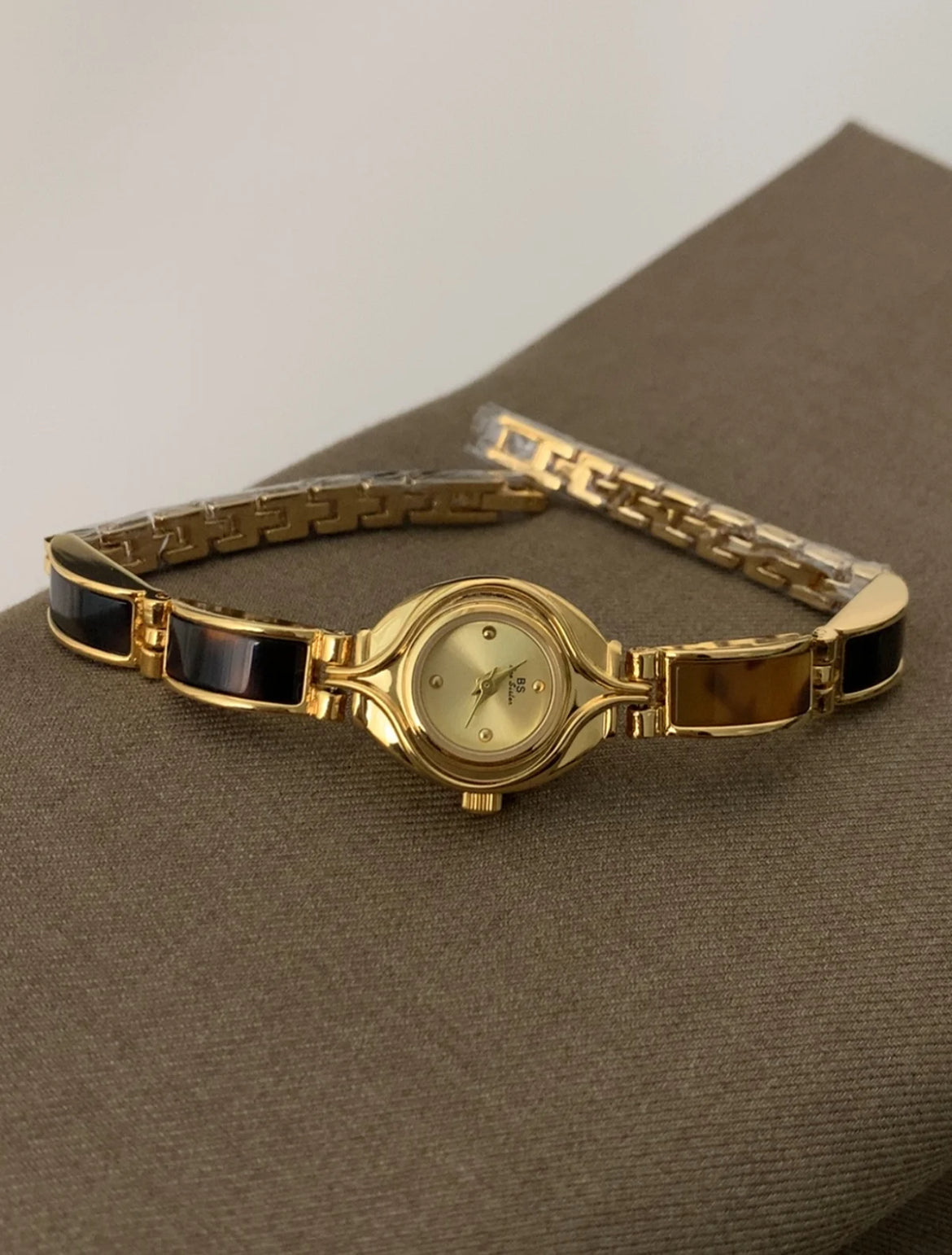 Amber Design Round Dial Bracelet Watch