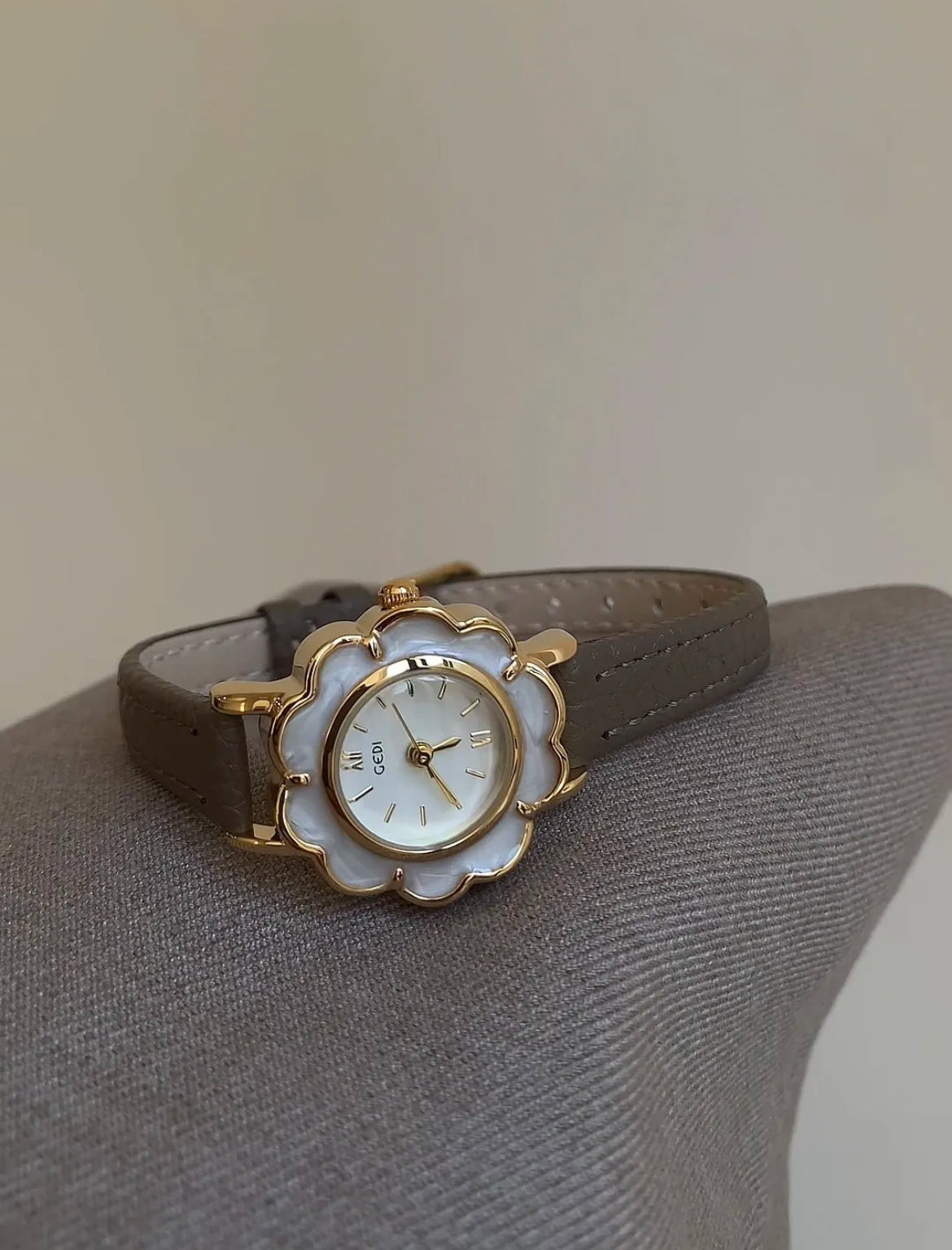 Vintage Flower Shape Cute Women's Watch